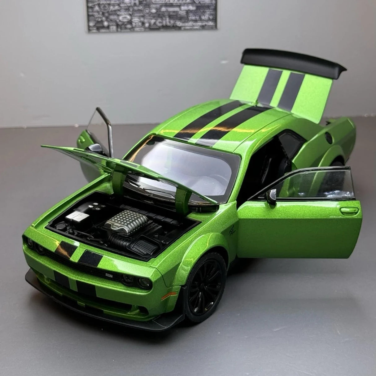 Dodge 2018 Challenger SRT Hellcat Green 1:22 – Diecast Display Model Die-Cast