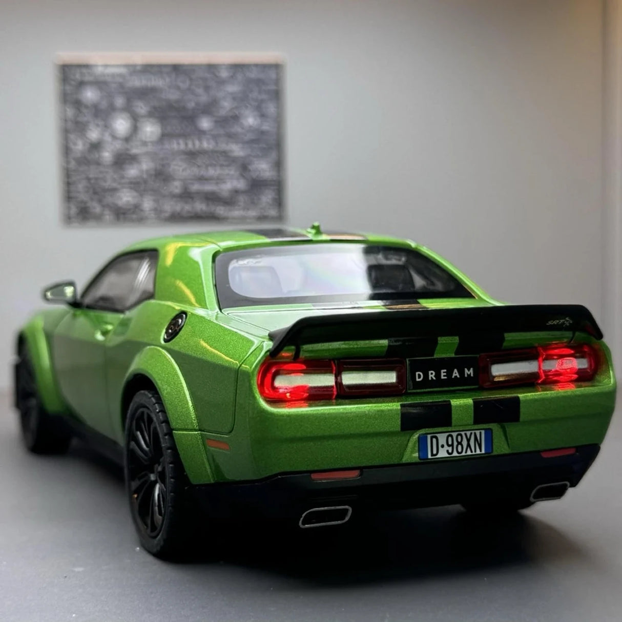 Dodge 2018 Challenger SRT Hellcat Green 1:22 – Diecast Display Model Die-Cast