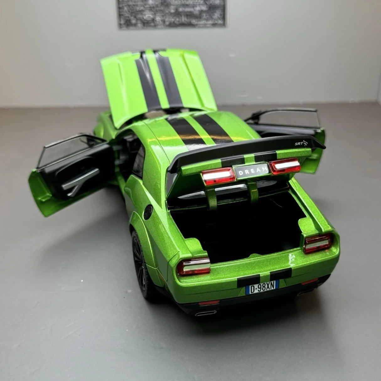 Dodge 2018 Challenger SRT Hellcat Green 1:22 – Diecast Display Model Die-Cast