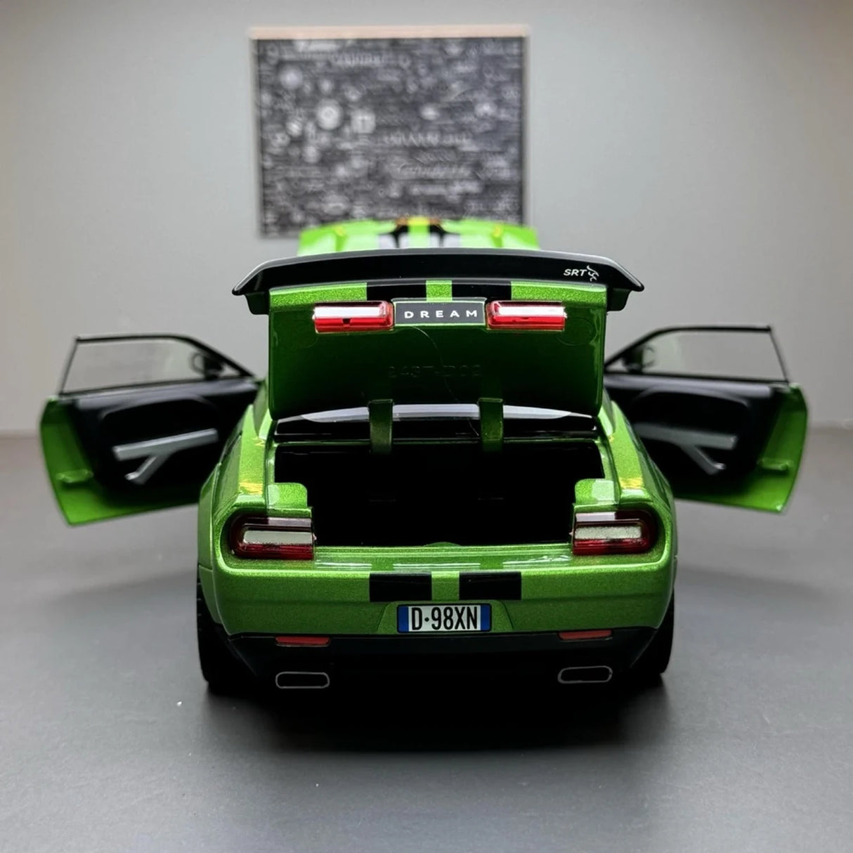Dodge 2018 Challenger SRT Hellcat Green 1:22 – Diecast Display Model Die-Cast