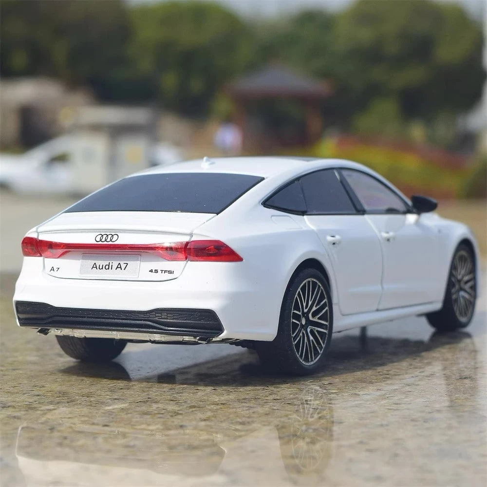 Audi 2018 A7 White 1:24 – Diecast Display Model Die-Cast