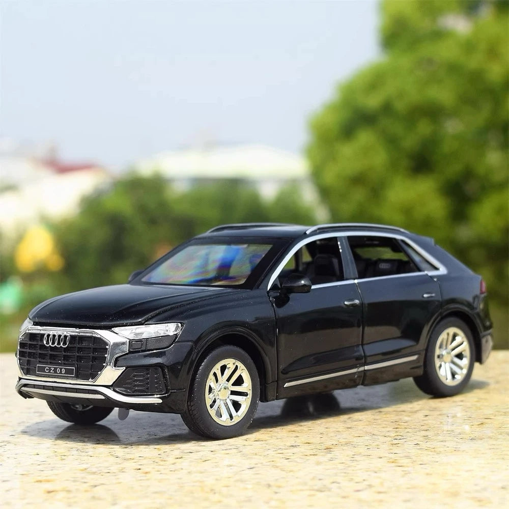 Audi 2018 Q8 musta 1:24 – painevalettu vitriinimalli