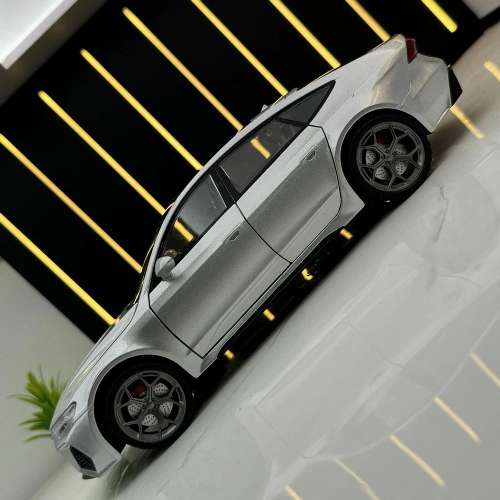 Audi 2024 RS7 Silver 1:24 – model wyświetlacza odlewany z odlewu