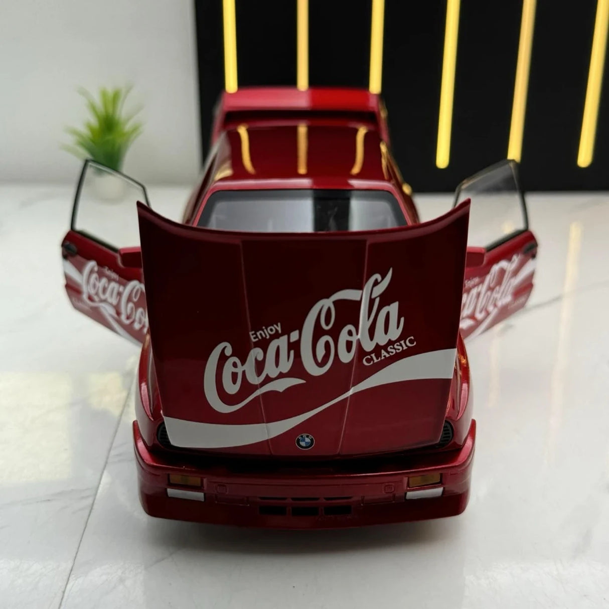 BMW 1988 E30 M3 Coca-Cola 1:24 – model wyświetlacza odlewany z odlewu