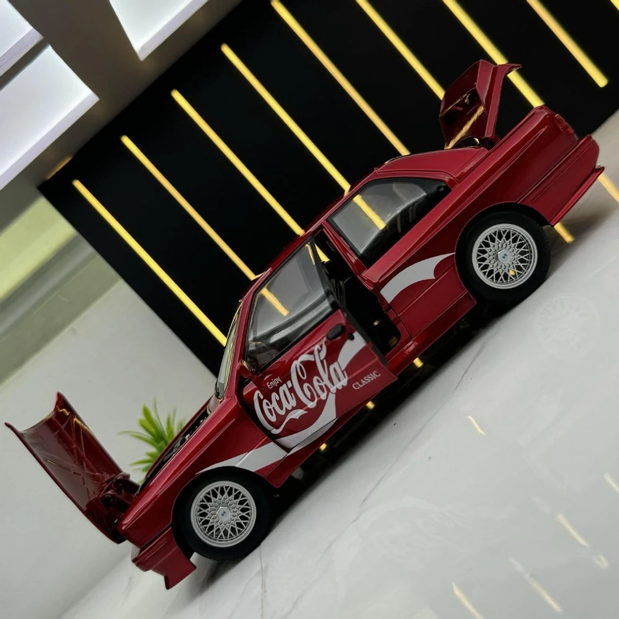 BMW 1988 E30 M3 Coca-Cola 1:24 – model wyświetlacza odlewany z odlewu