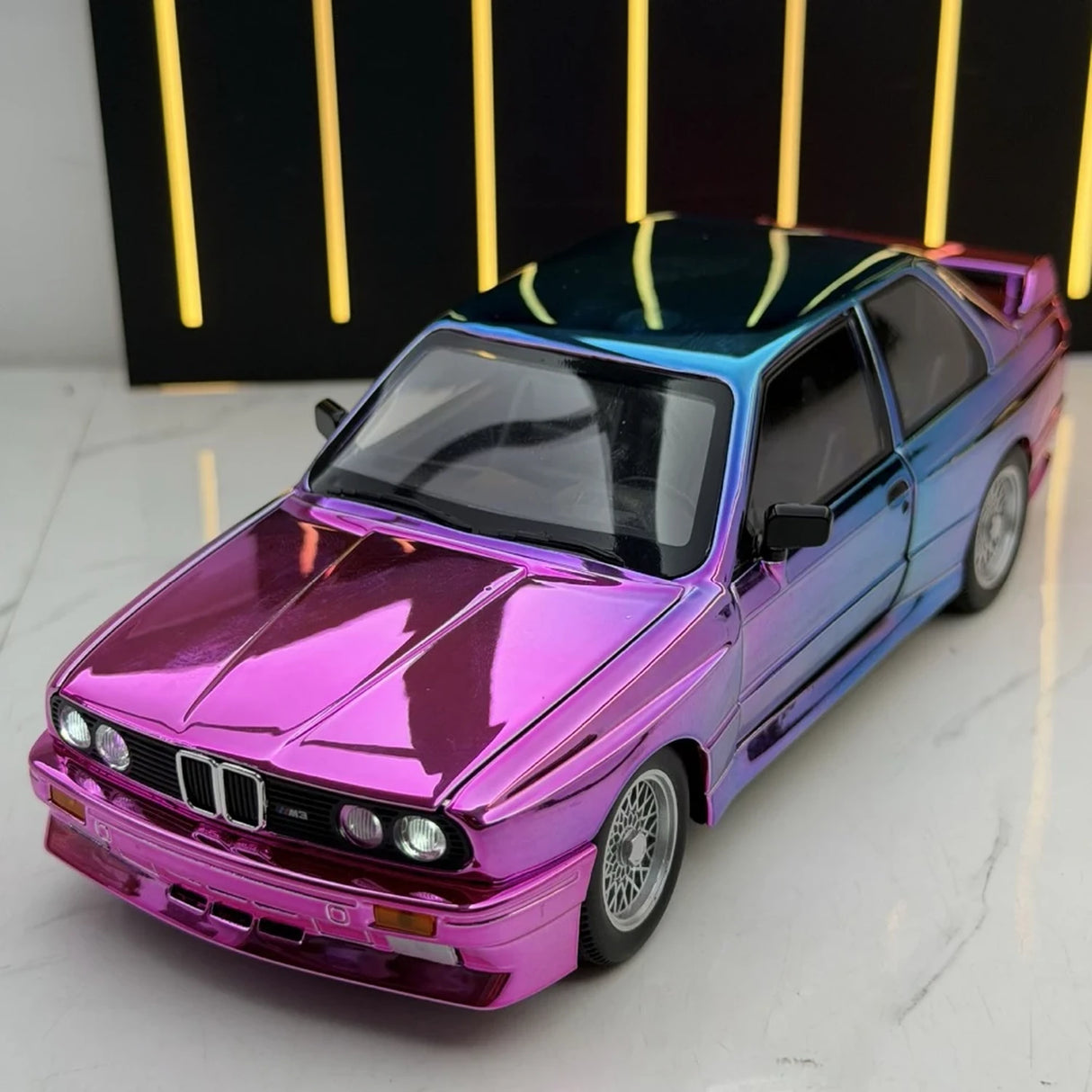 BMW 1988 E30 M3 Różowy Gradient 1:24 – Model Wyświetlacza odlewany z odlewu