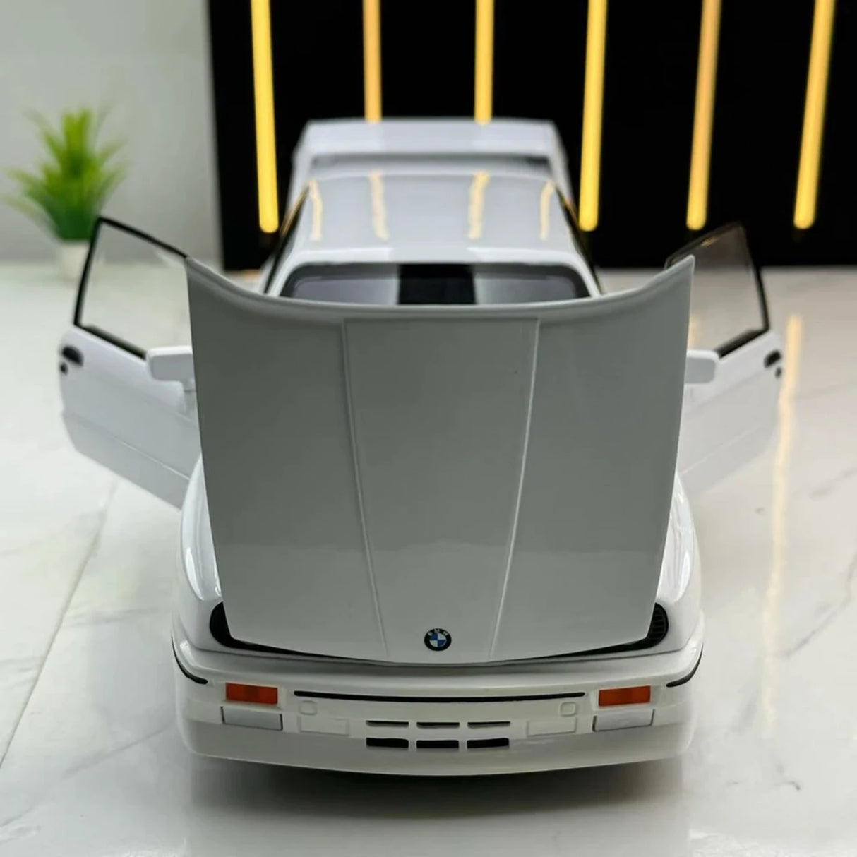 BMW 1988 E30 M3 White 1:24 – model wyświetlacza odlewany z metalu