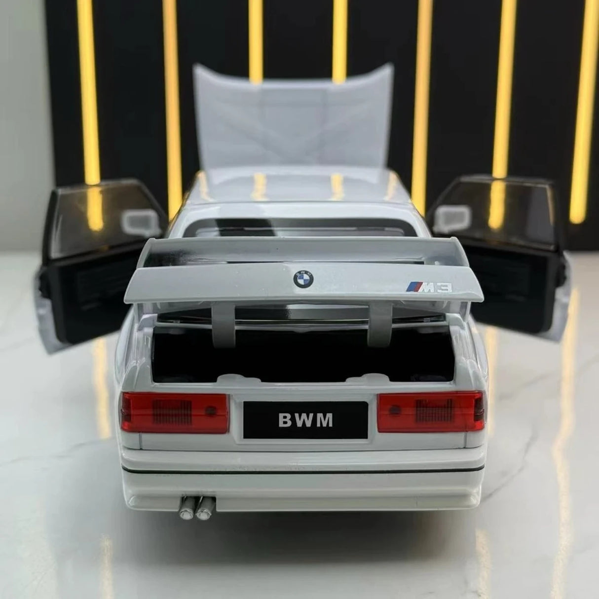 BMW 1988 E30 M3 White 1:24 – model wyświetlacza odlewany z metalu