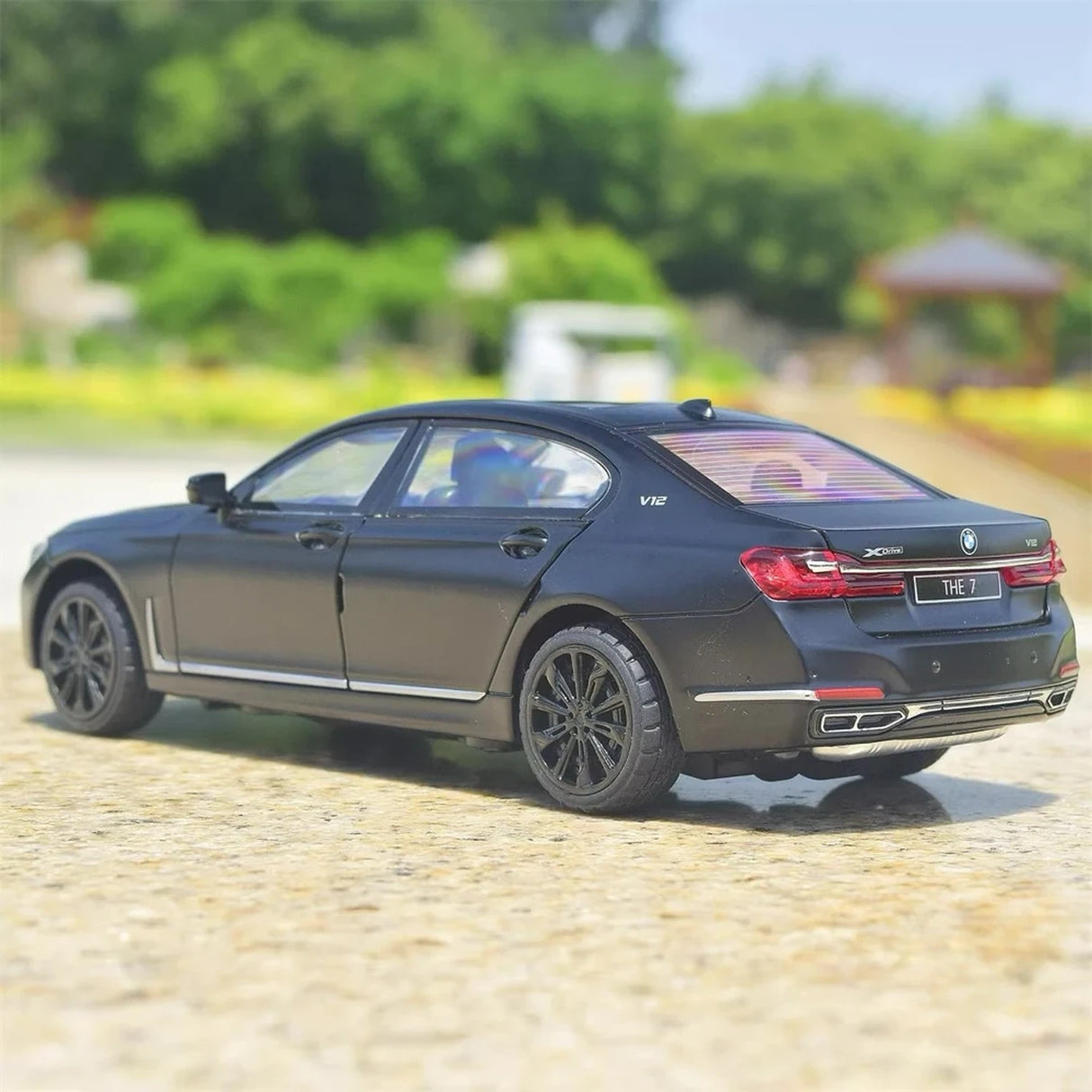 BMW 2019 G12 760Li Black 1:24 – model wyświetlacza odlewany z odlewu