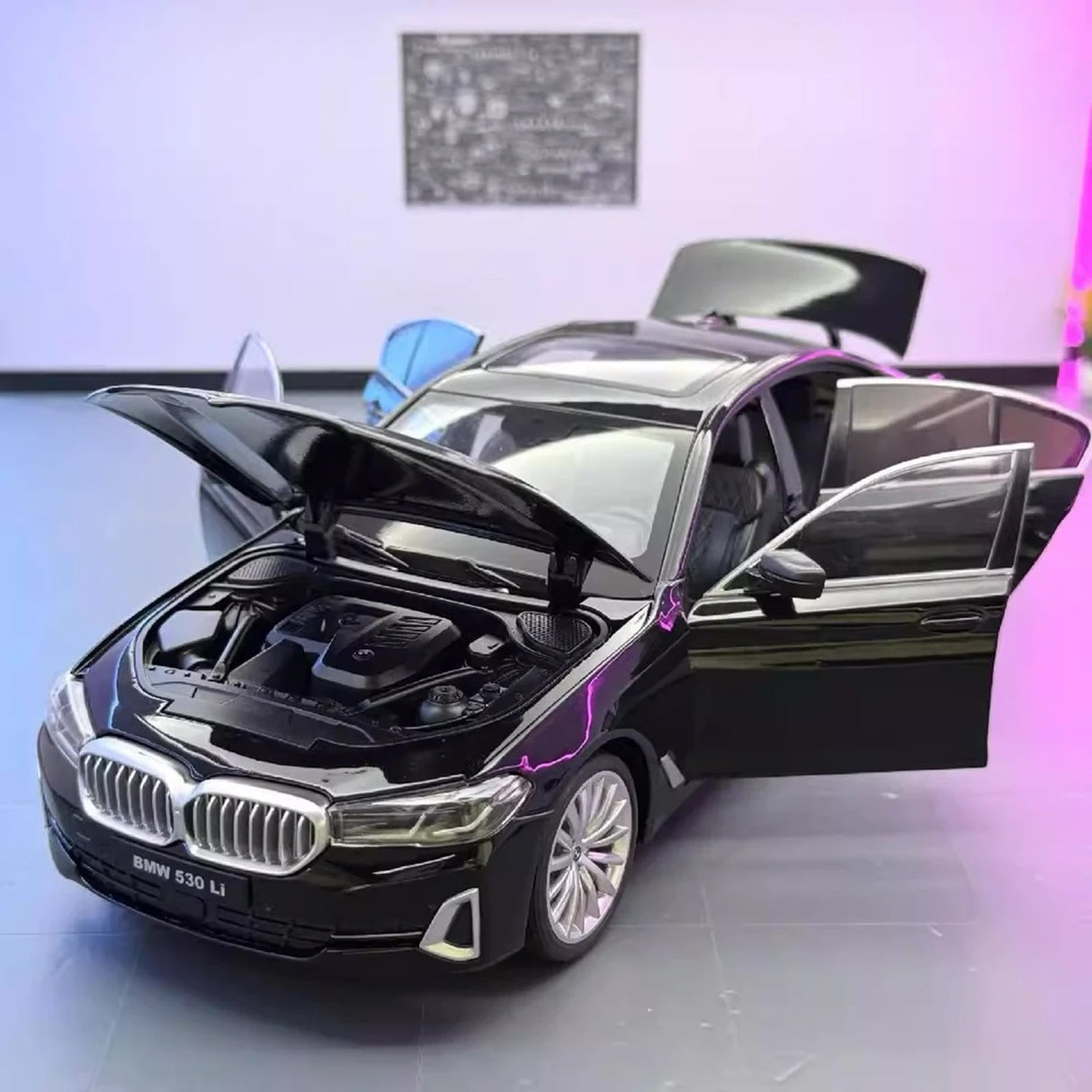 BMW 2023 G38 530 Li Black 1:24 – model wyświetlacza odlewany z odlewu