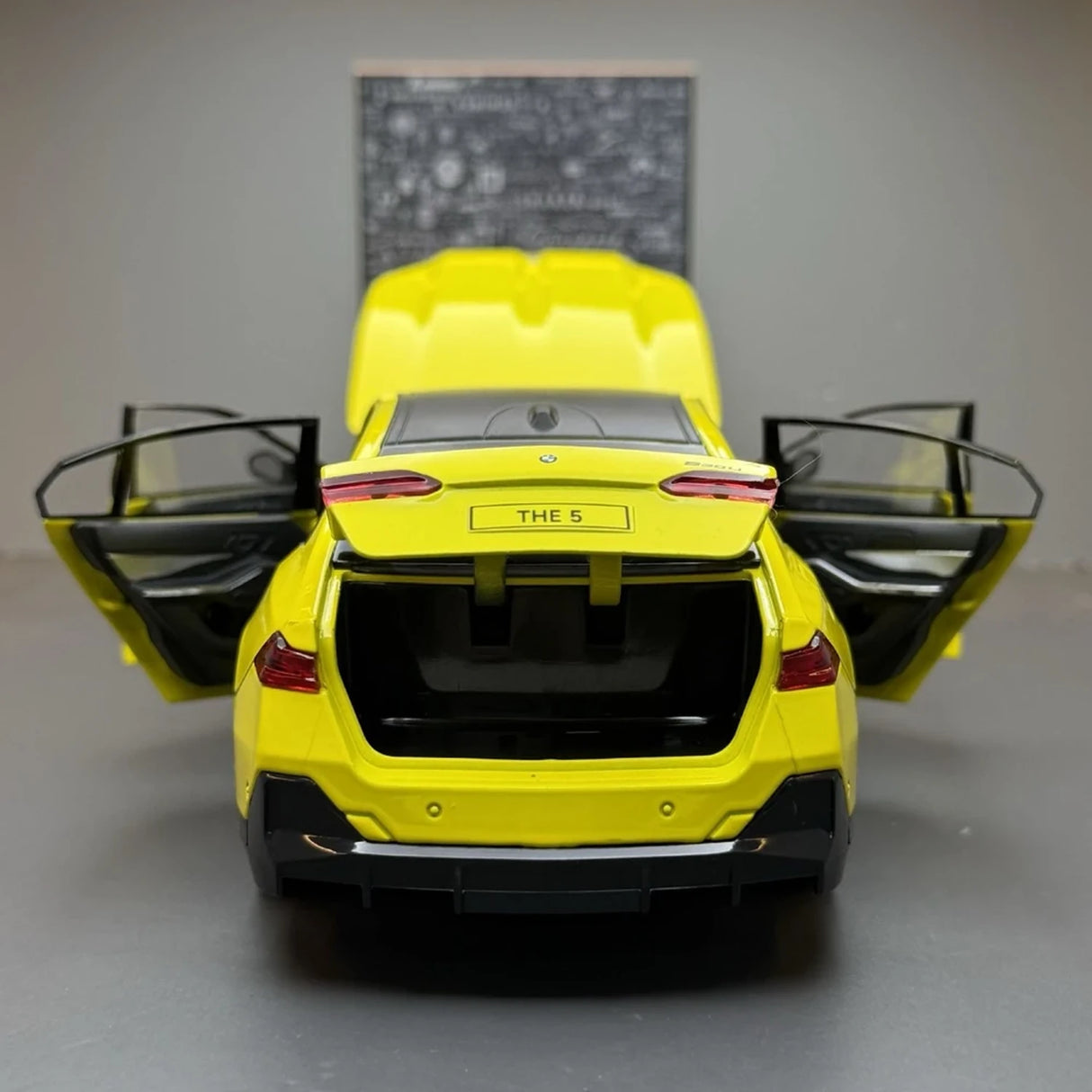 BMW 2024 G68 530Li M Sport LWB Yellow 1:24 – model wyświetlacza odlewany