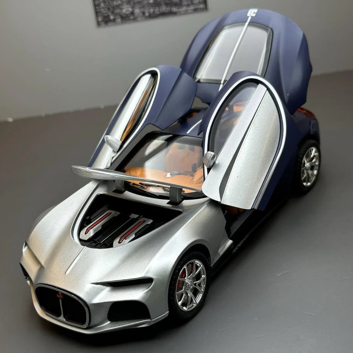 Bugatti 2015 Atlantic Silver 1:24 – Diecast Display Model Die-Cast