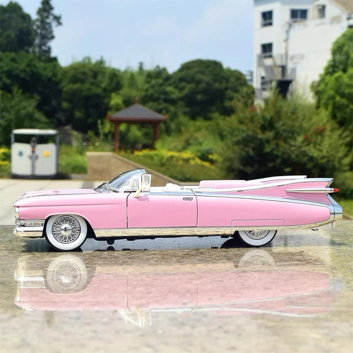 Cadillac 1959 Series 62 Eldorado Biarritz Pink 1:24 – Diecast Display Model Die-Cast