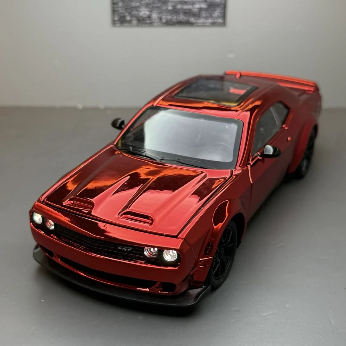 Dodge 2018 تشالنجر SRT هيلكات ميتاليك ريد 1:24 – نموذج عرض معدني مصبوب، مصبوب.
