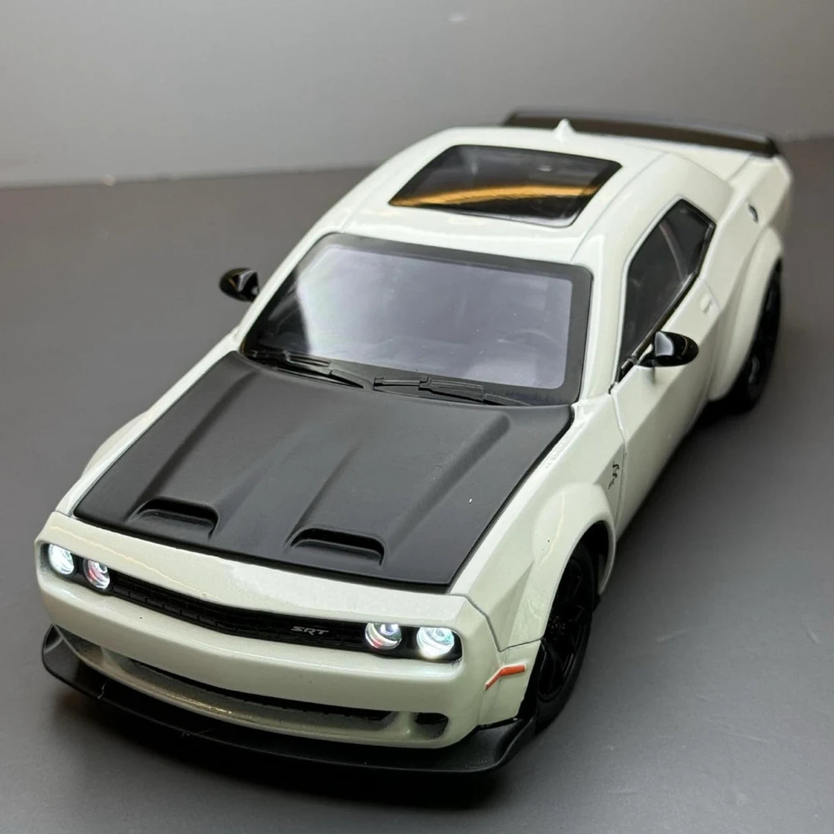 Dodge 2018 Challenger SRT Hellcat White 1:24 – Modello espositivo in pressofuso