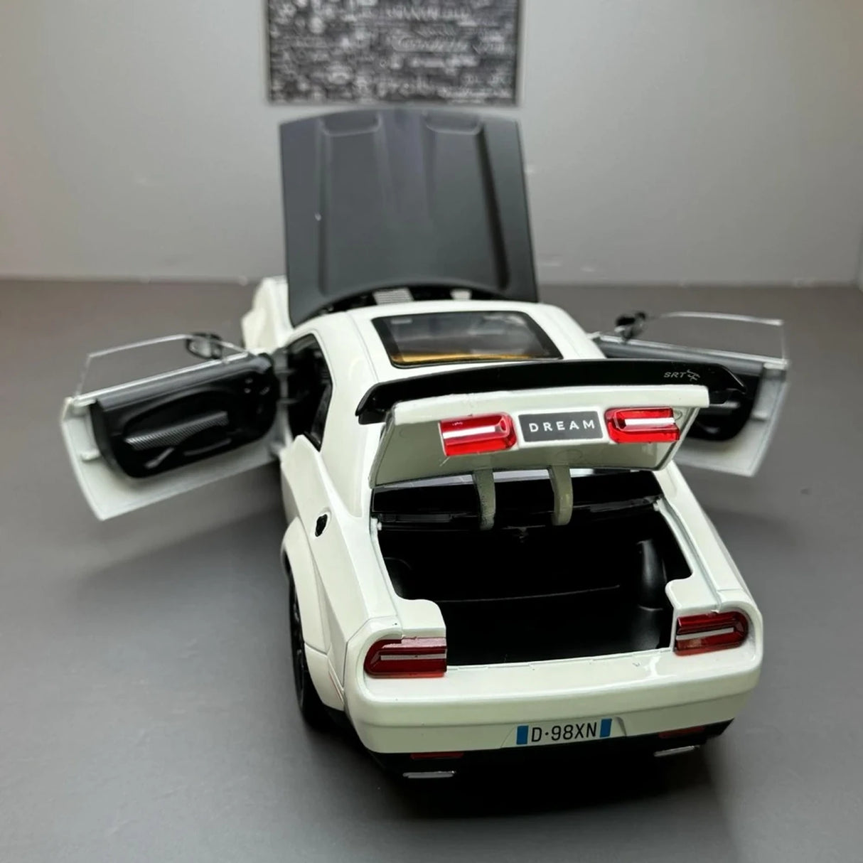 Dodge 2018 Challenger SRT Hellcat White 1:24 – Modello espositivo in pressofuso