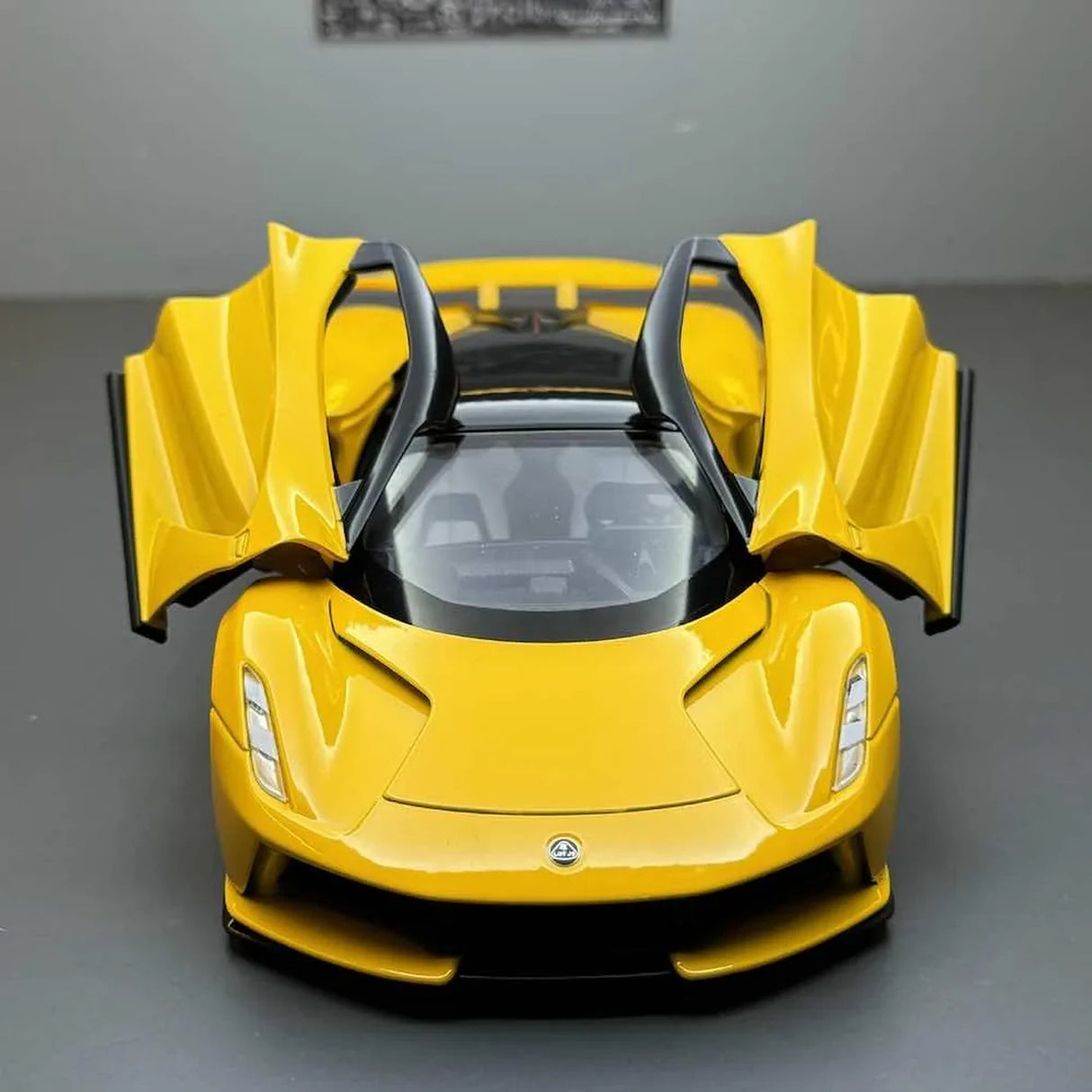 Lotus 2019 Evija 1:24 – model wyświetlacza odlewany z odlewu