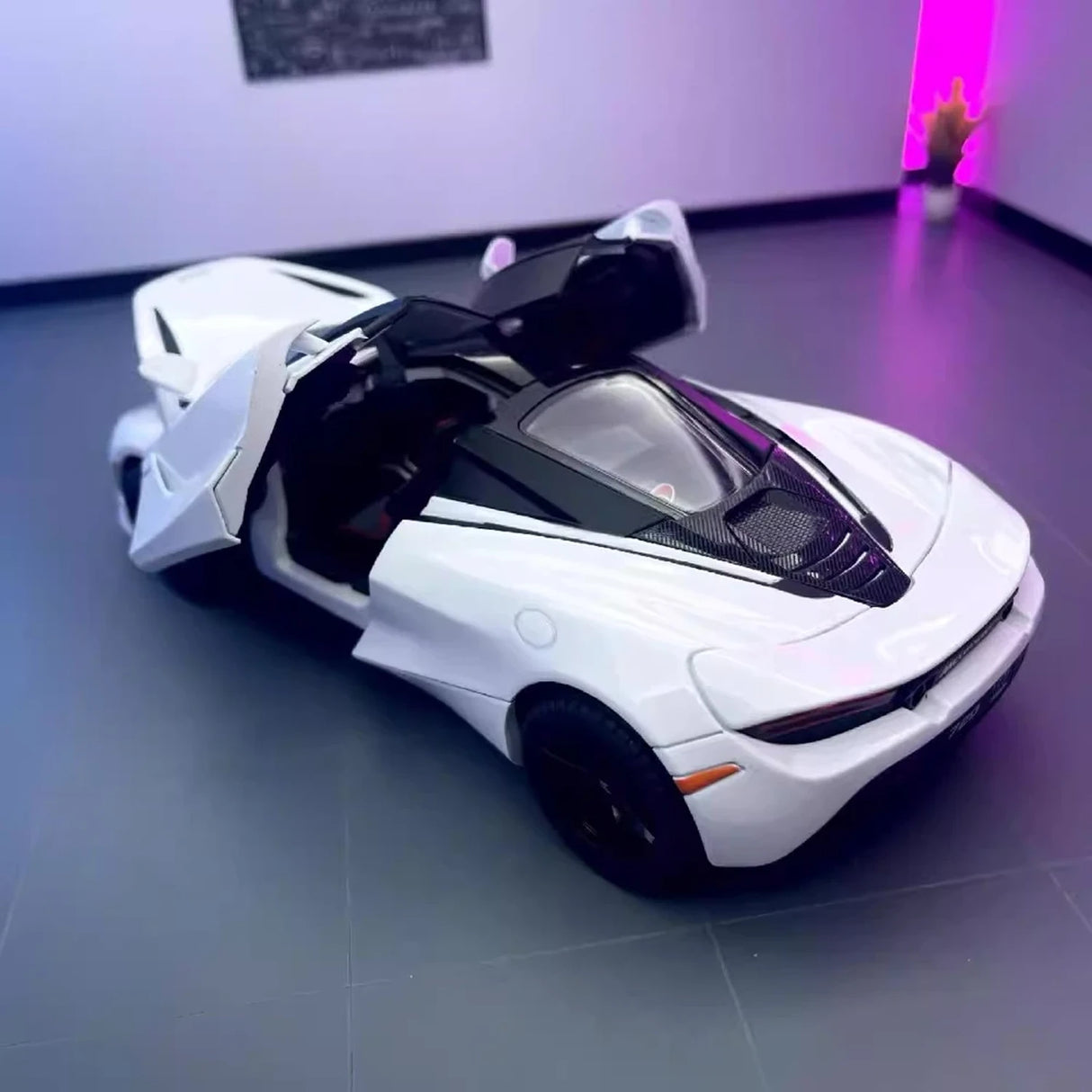 McLaren 2017 720S White 1:24 – Diecast Display Model Die-Cast