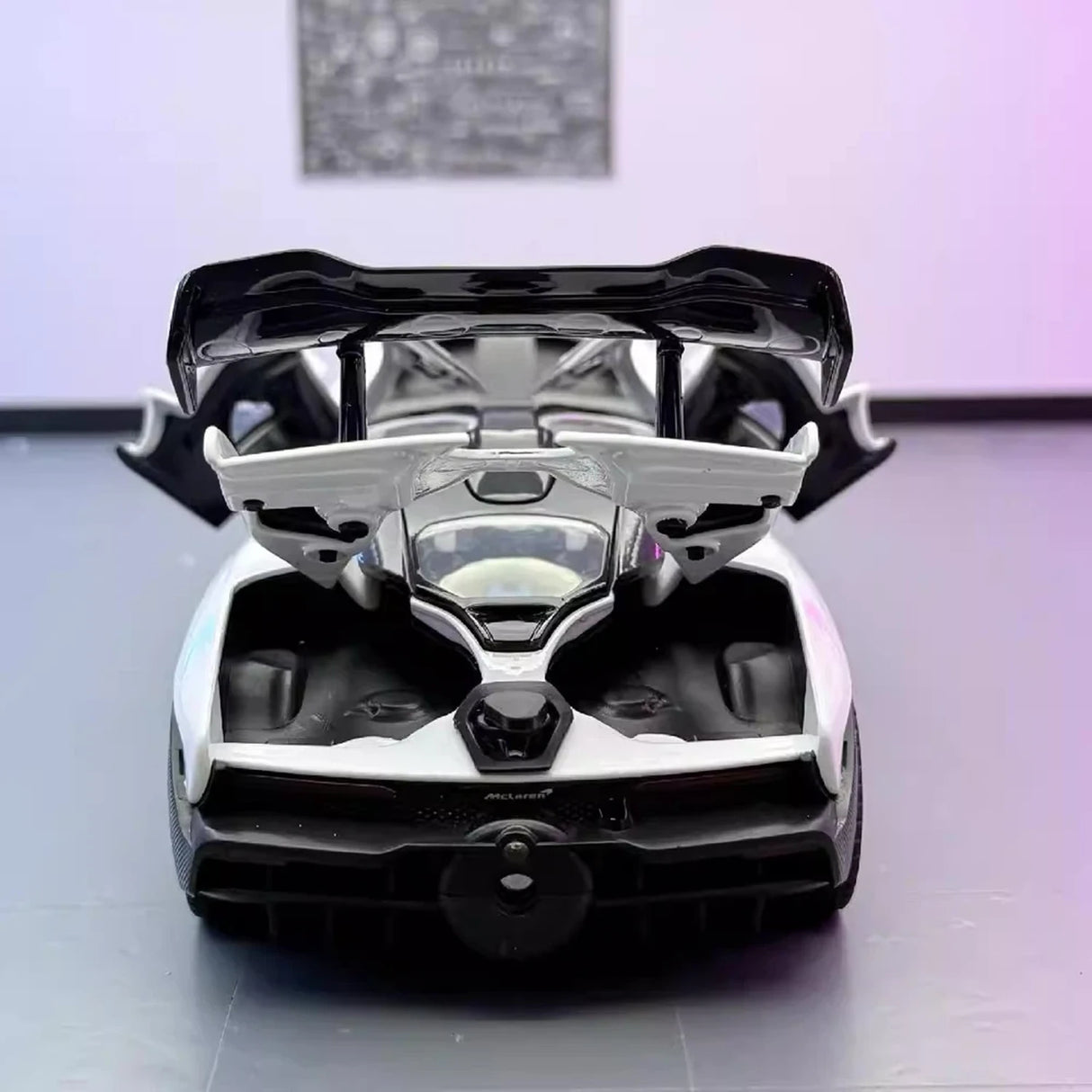 McLaren 2018 Senna White 1:24 – Diecast Display Model Die-Cast