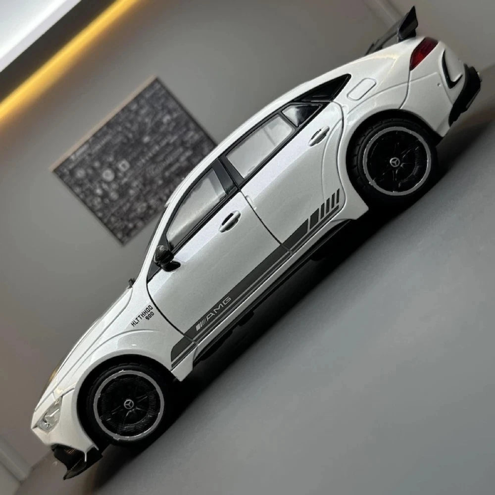 Mercedes-AMG 2018 GT63 White 1:24 – Diecast Display Model Die-Cast