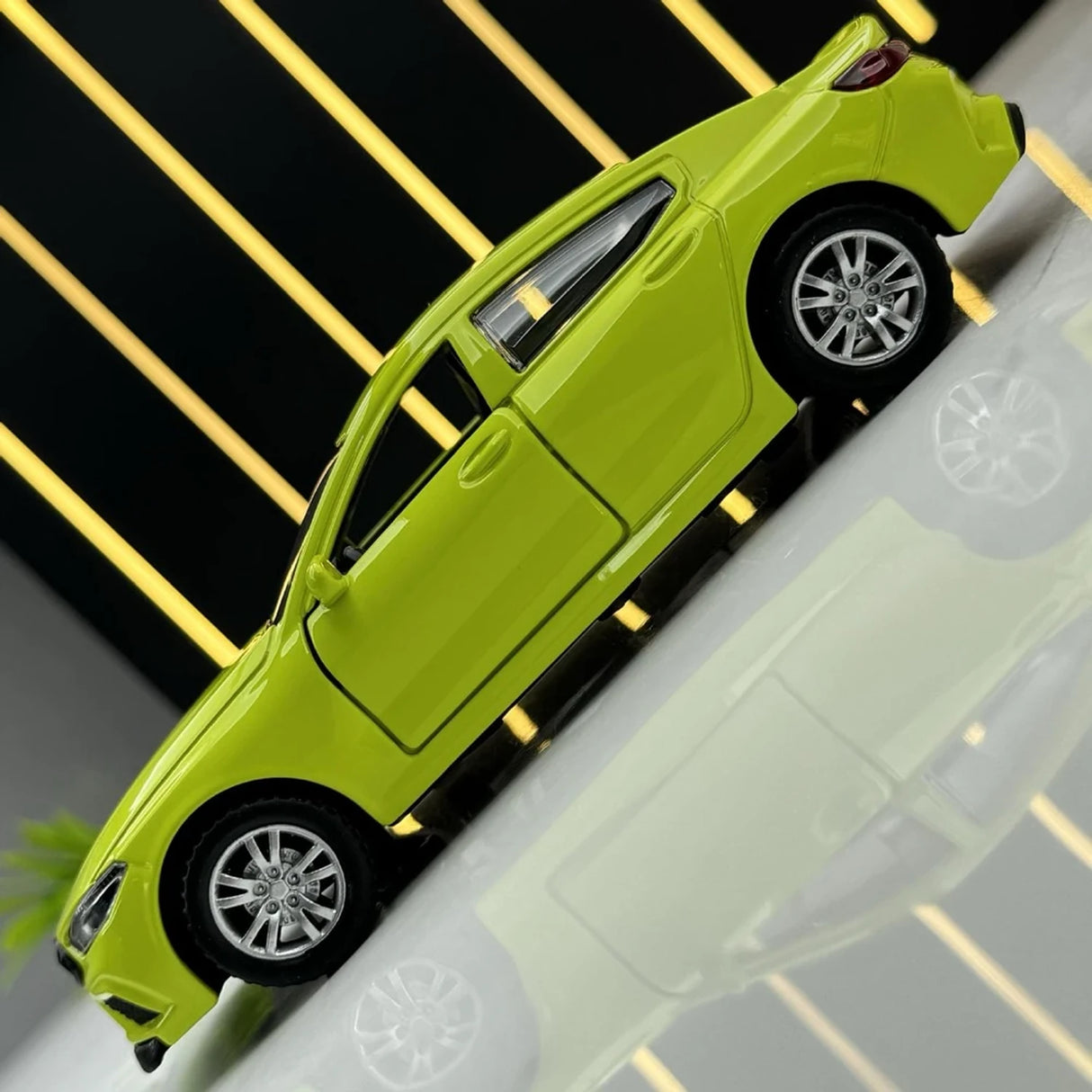 BMW 2017 G15 M8 Green 1:32 – Diecast Display Model Die-Cast