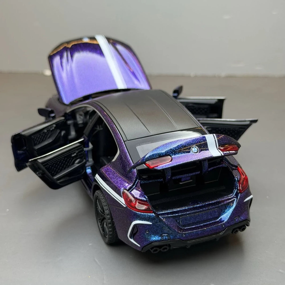 BMW 2019 F9X MANHART MH8 800 Purple 1:32 – Model odlewu z odlewem