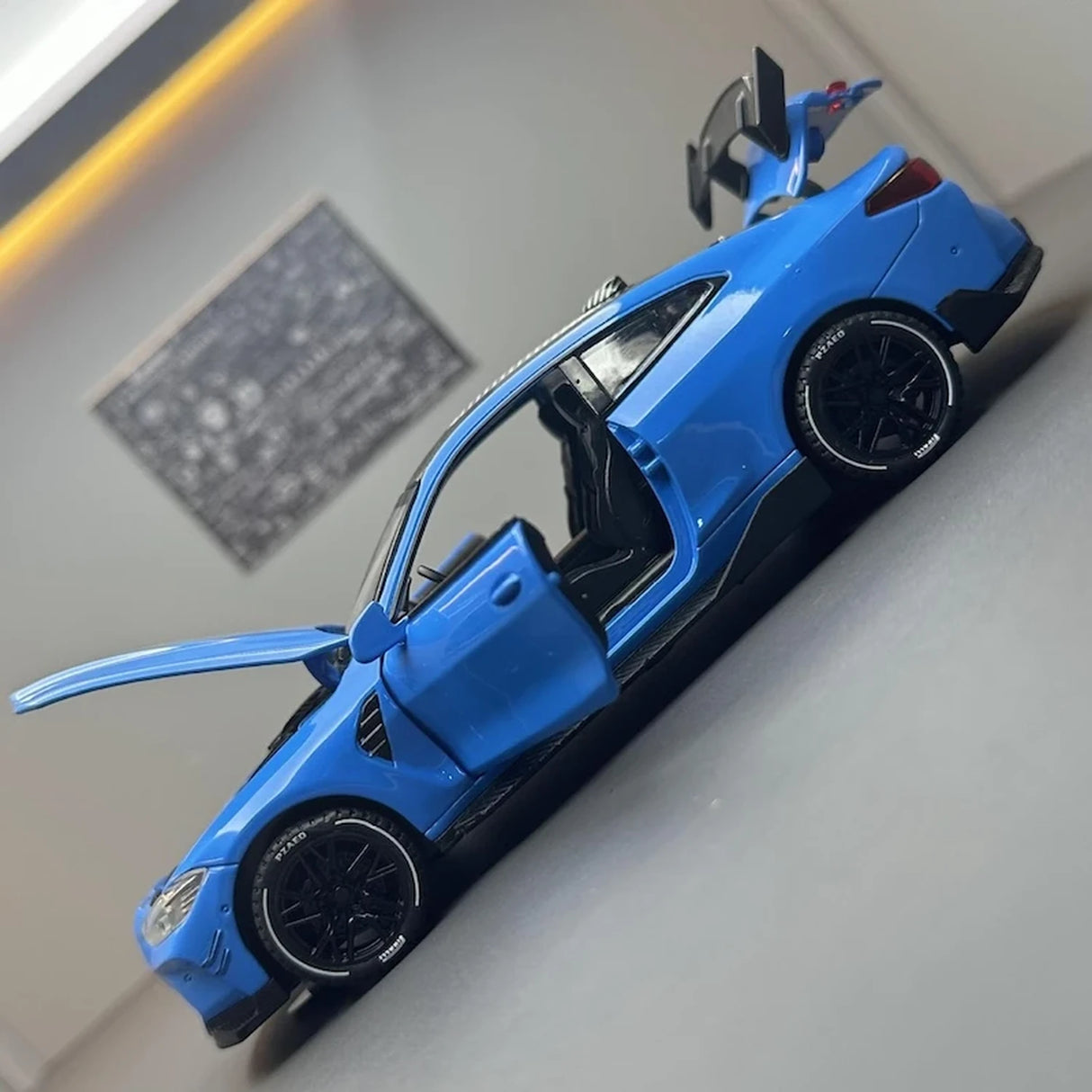 BMW 2021 G82 M4 Coupe Sport Blue 1:32 – model z odlewem odlewanym