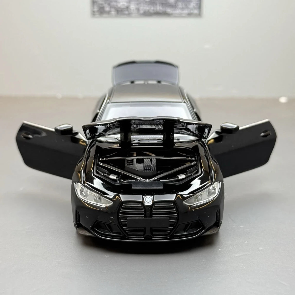 BMW 2023 G82 M4 czarny 1:32 – odlewany model ekspozycyjny