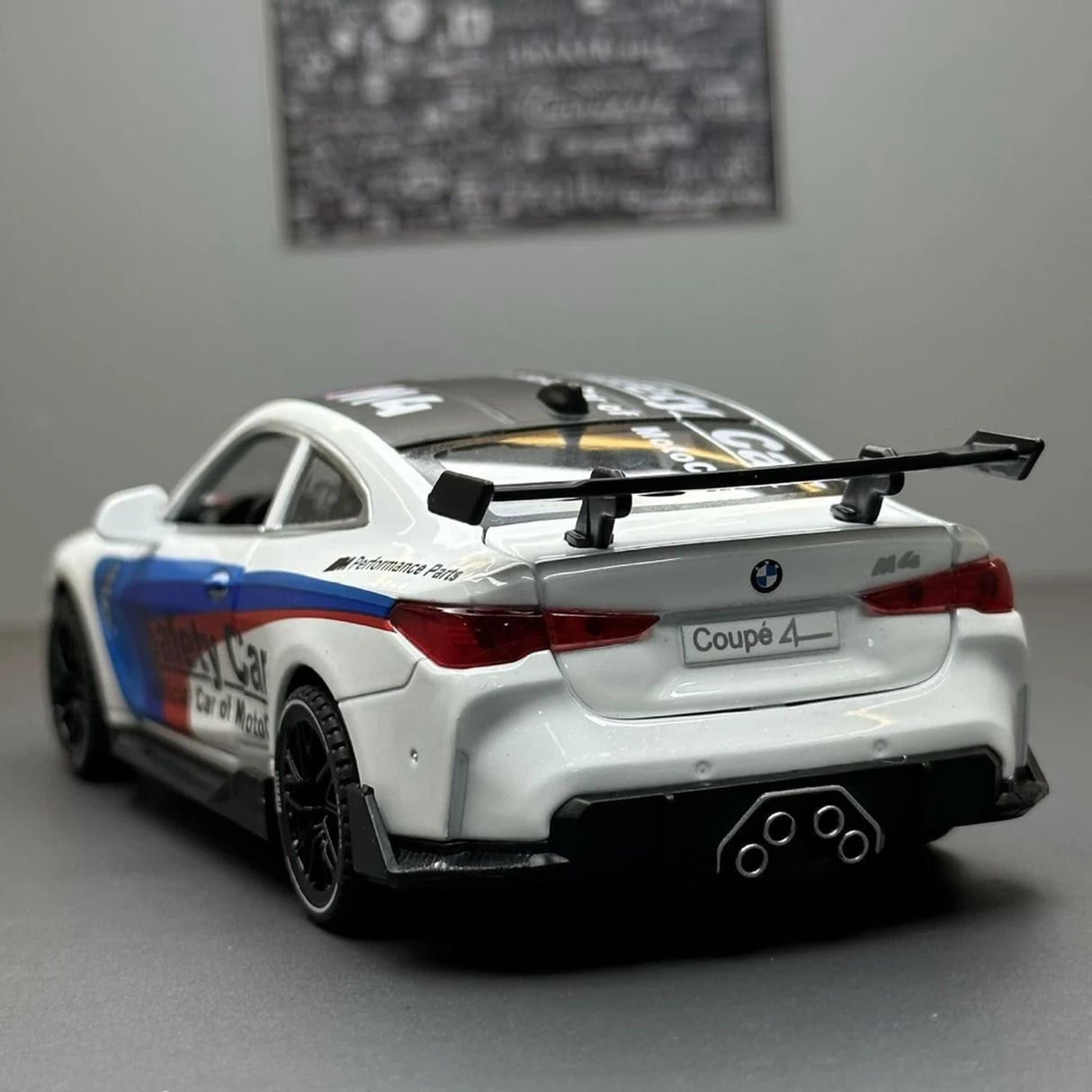 BMW 2023 G82 M4 MotoGP samochód bezpieczeństwa biały 1:32 – model z odlewem odlewanym