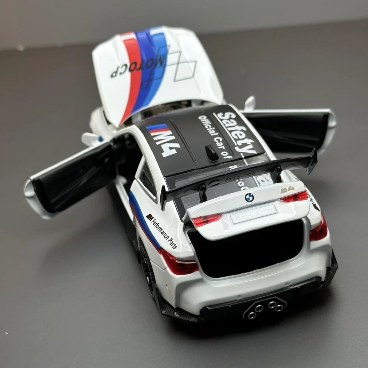 BMW 2023 G82 M4 MotoGP samochód bezpieczeństwa biały 1:32 – model z odlewem odlewanym