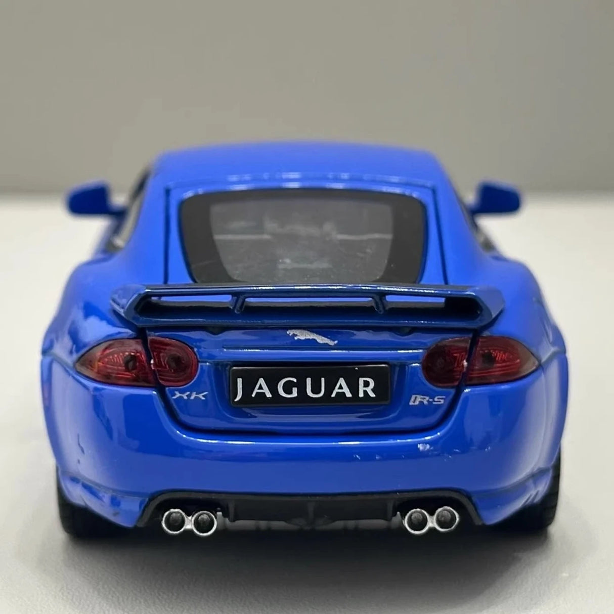 Jaguar 2010 XKR Blue 1:32 – model wyświetlacza odlewany z odlewu