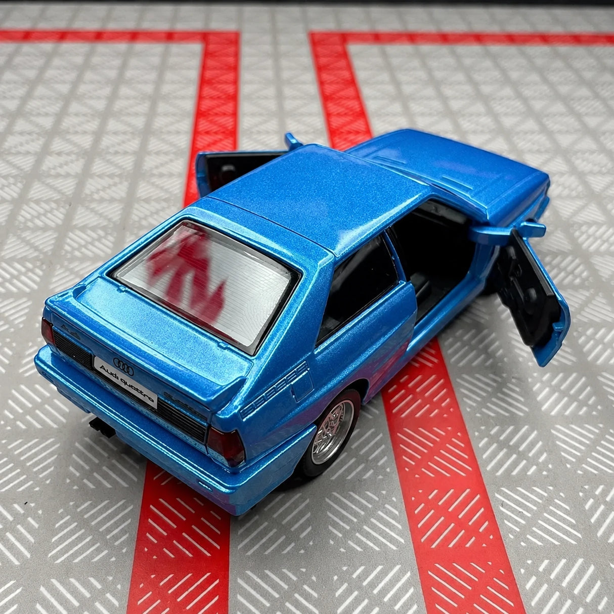 Audi 1980 Quattro Blue 1:36 – model wyświetlacza odlewany