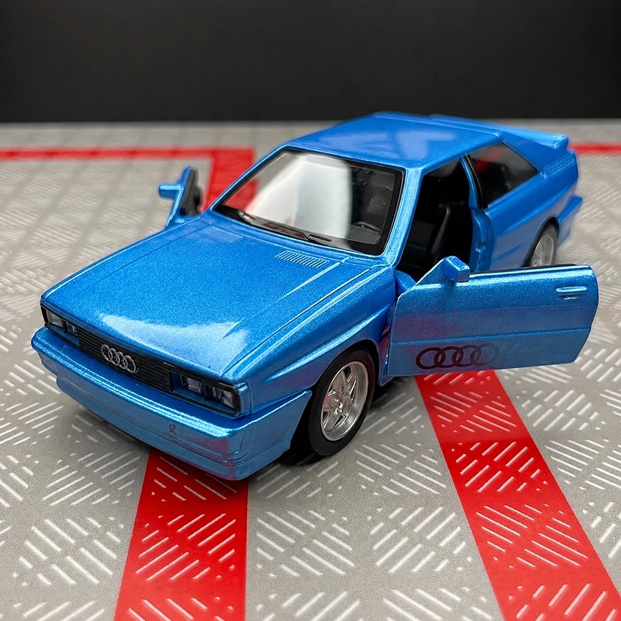 Audi 1980 Quattro Blue 1:36 – model wyświetlacza odlewany