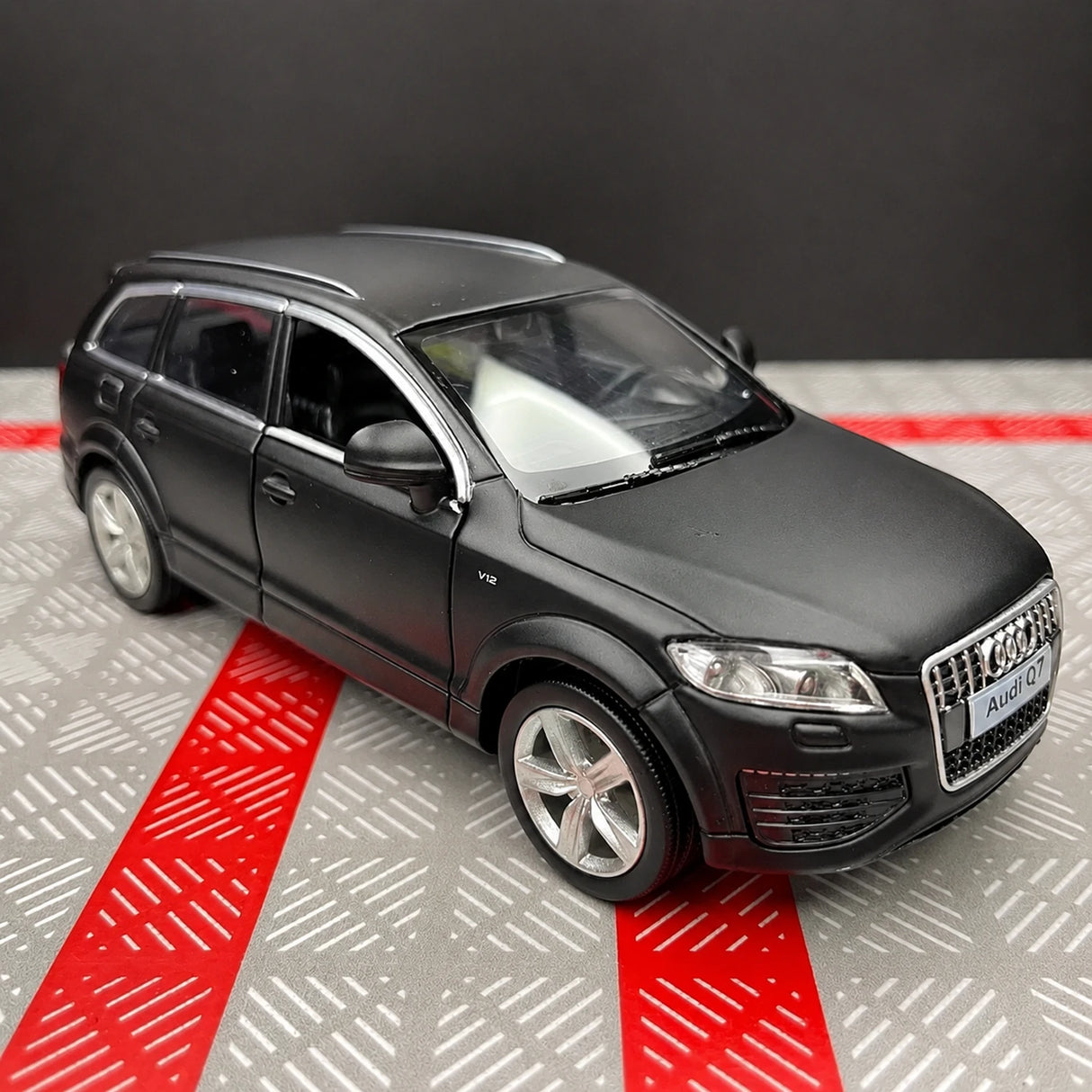 Audi 2008 Q7 TDI czarny 1:36 – odlewany model ekspozycyjny