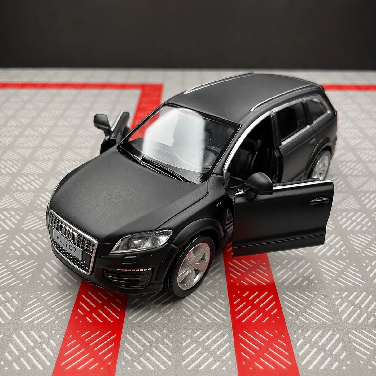 Audi 2008 Q7 TDI czarny 1:36 – odlewany model ekspozycyjny