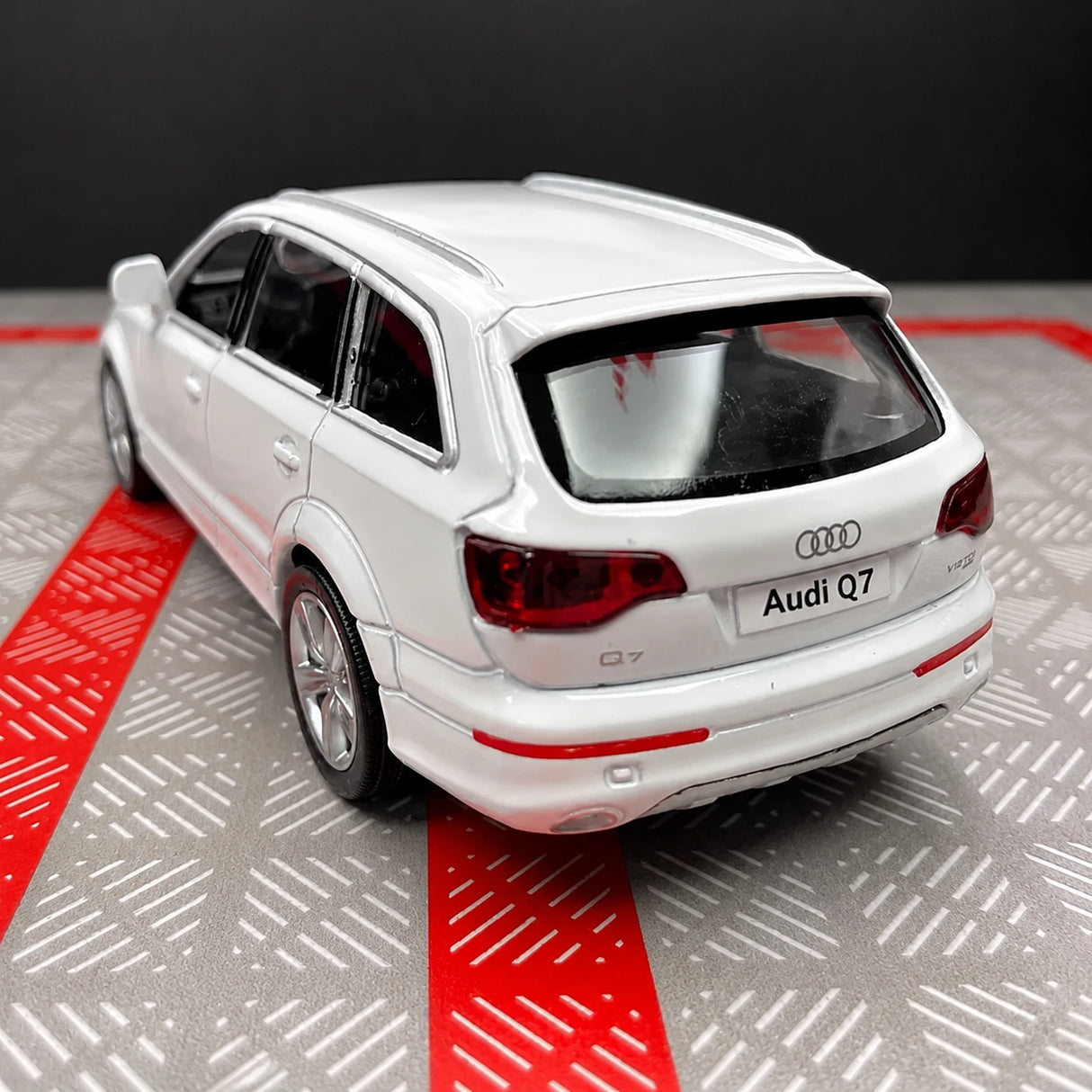 Audi 2008 Q7 TDI أبيض 1:36 – نموذج عرض معدني مصبوب