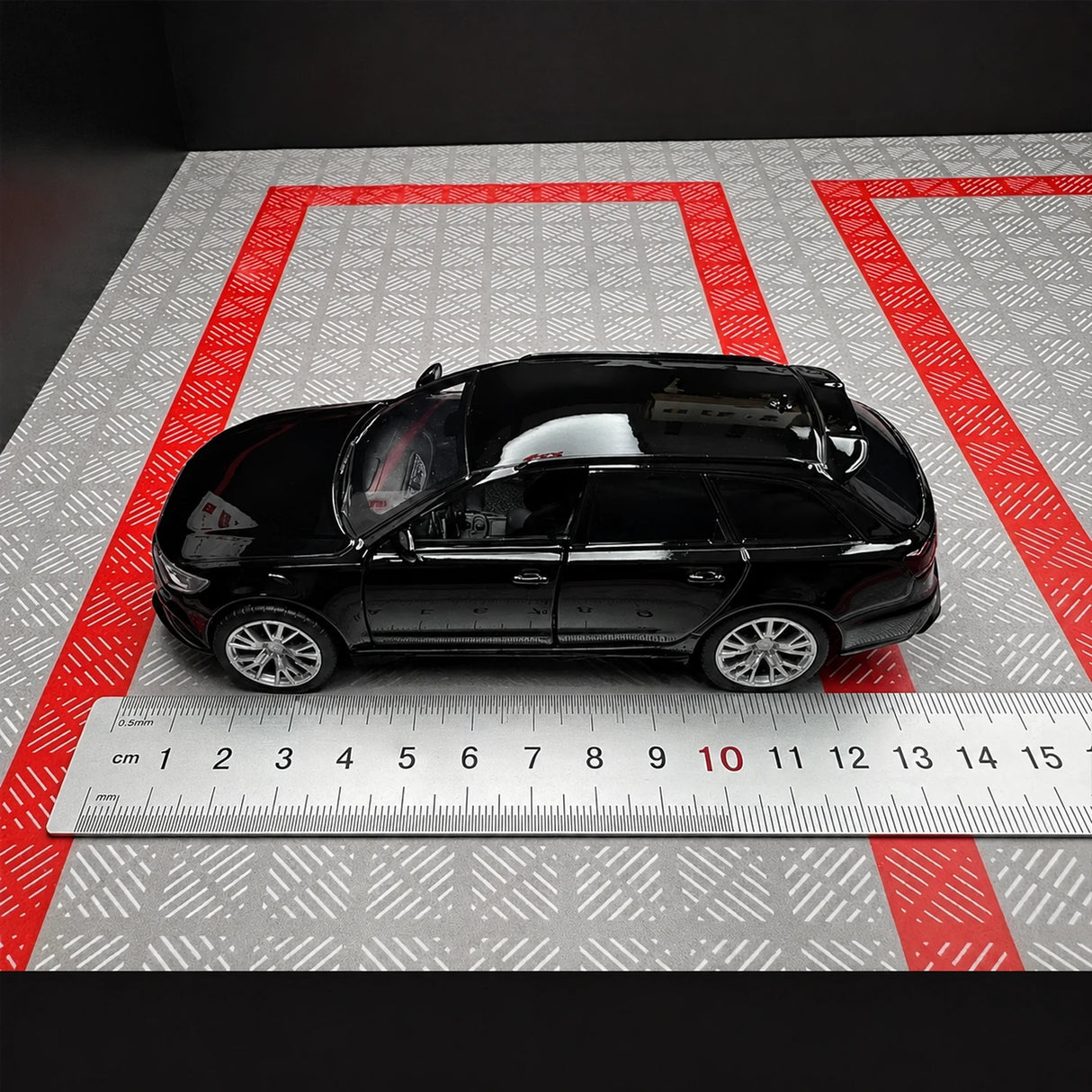 Audi 2019 RS6 Black 1:36 – Diecast Display Model Die-Cast