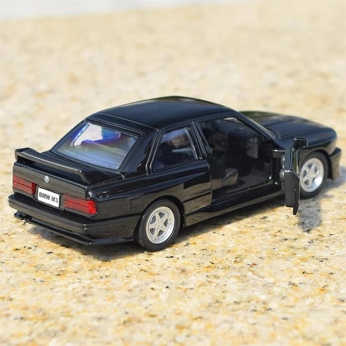BMW 1988 M3 E30 preto 1:36 – modelo de exposição em metal fundido