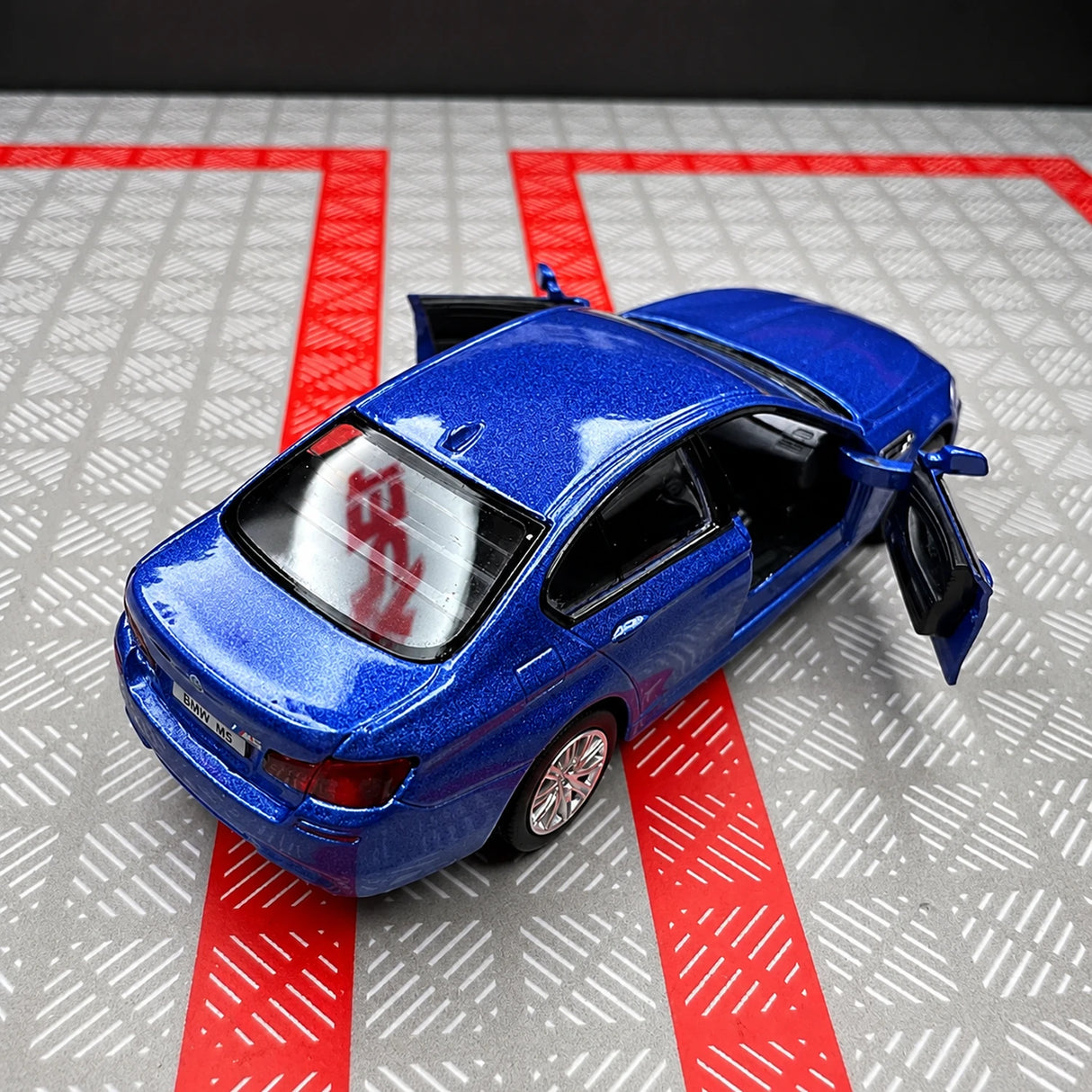 BMW 2012 F10 M5 أزرق 1:36 – نموذج عرض معدني مصبوب