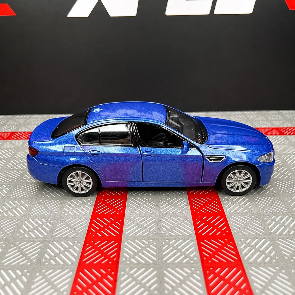 BMW 2012 F10 M5 أزرق 1:36 – نموذج عرض معدني مصبوب