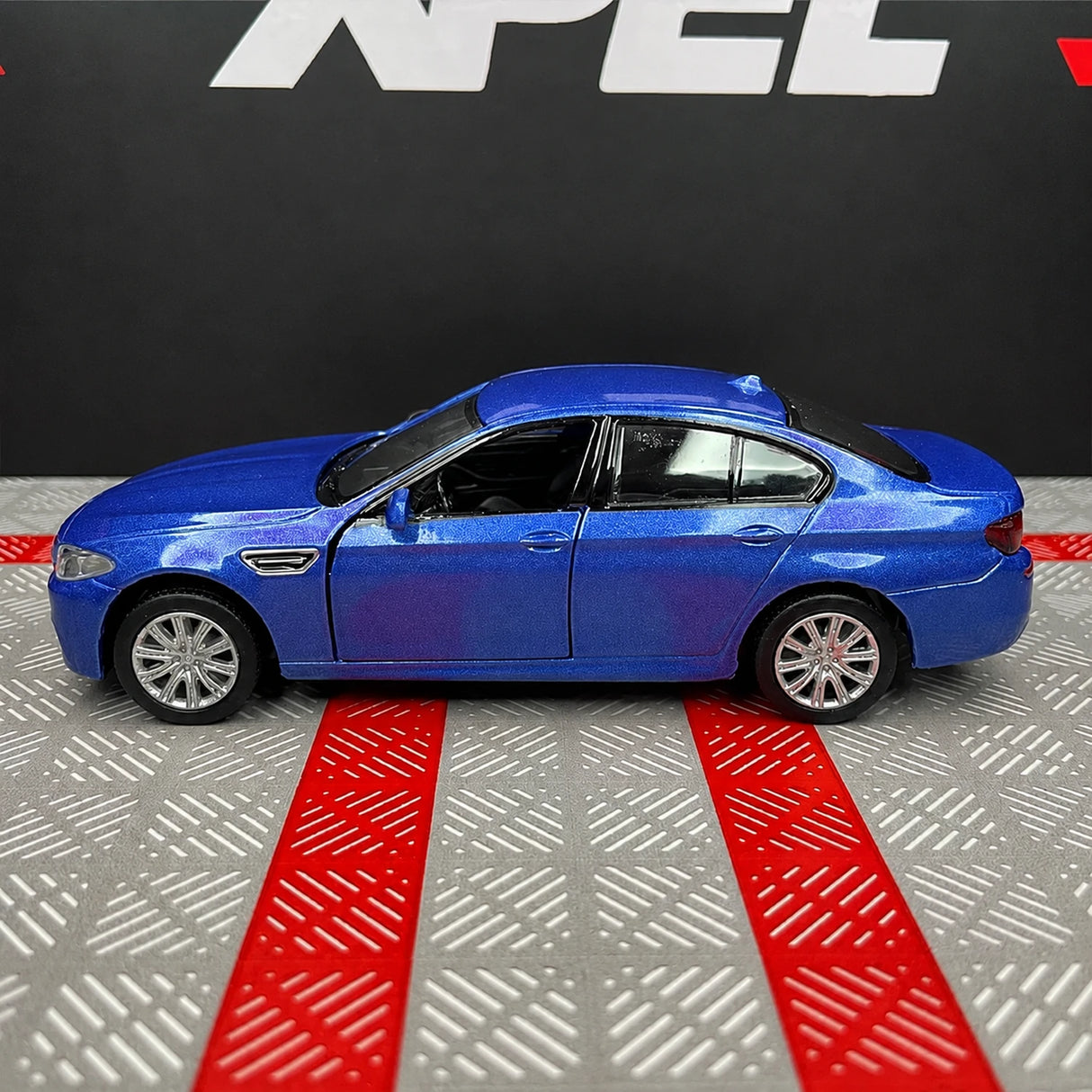 BMW 2012 F10 M5 أزرق 1:36 – نموذج عرض معدني مصبوب