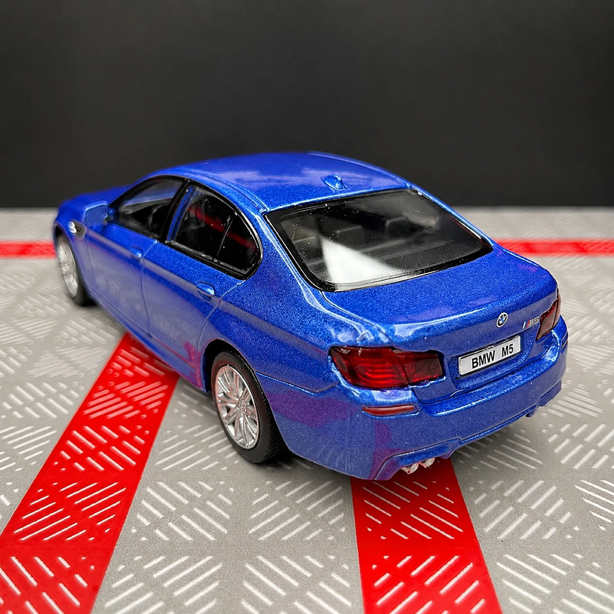 BMW 2012 F10 M5 أزرق 1:36 – نموذج عرض معدني مصبوب