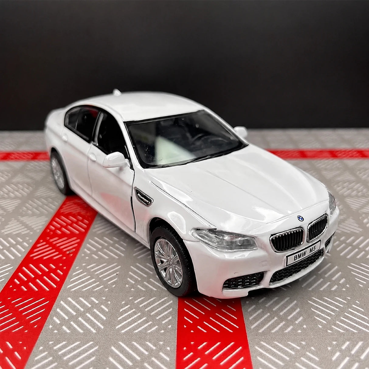 BMW 2012 F10 M5 أبيض 1:36 – نموذج عرض معدني مصبوب