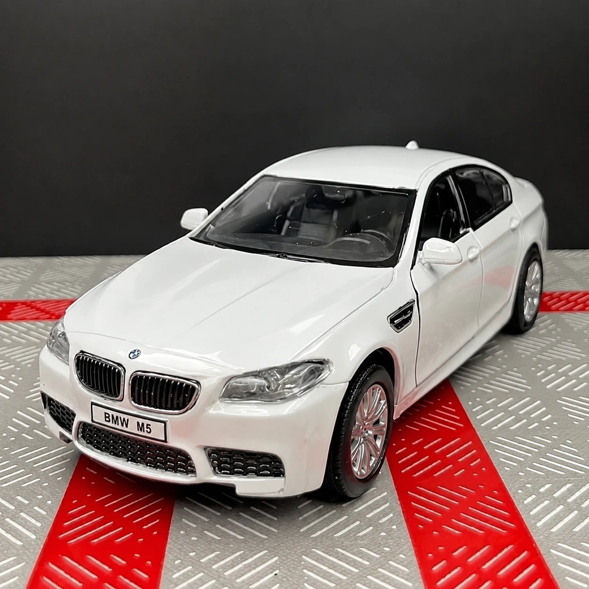 BMW 2012 F10 M5 White 1:36 – Diecast Display Model Die-Cast