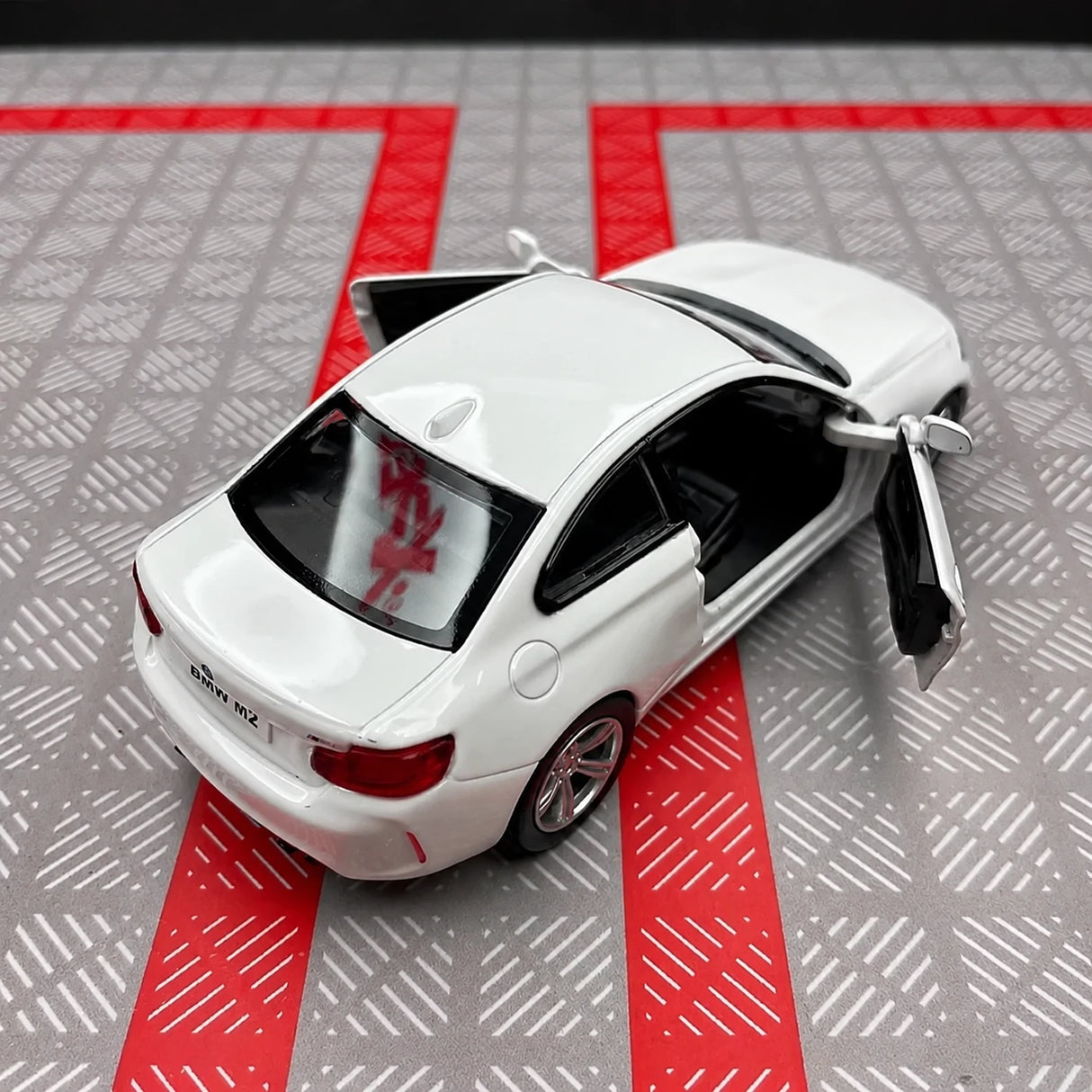 BMW 2016 F87 M2 Weißer 1:36 – Druckguss-Display-Modell in Druckguss
