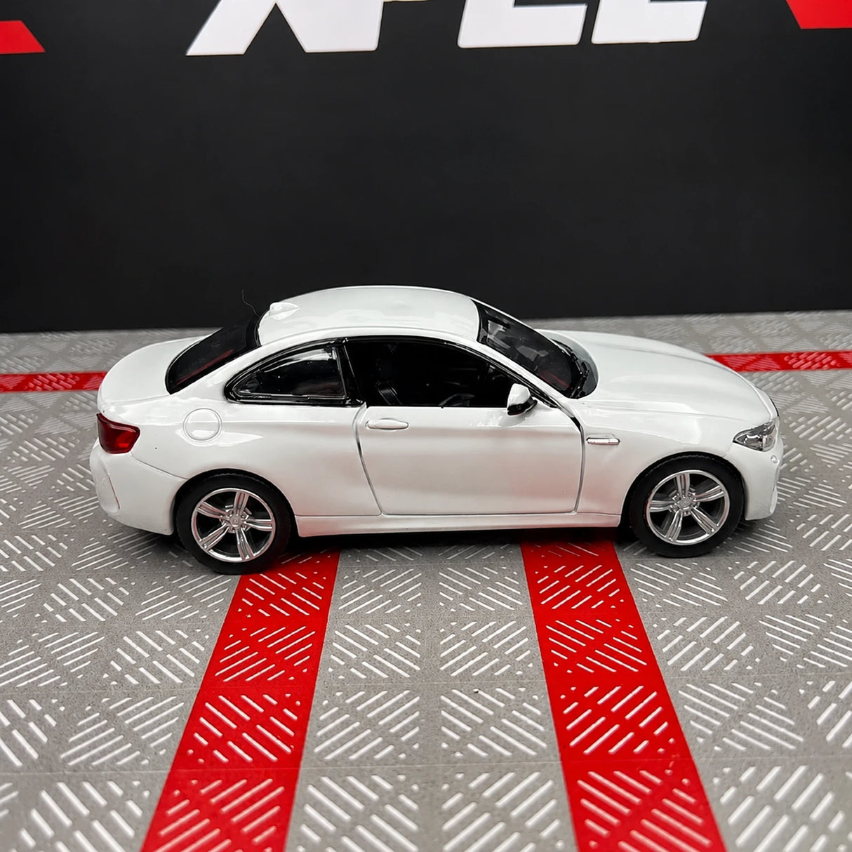 BMW 2016 F87 M2 Weißer 1:36 – Druckguss-Display-Modell in Druckguss