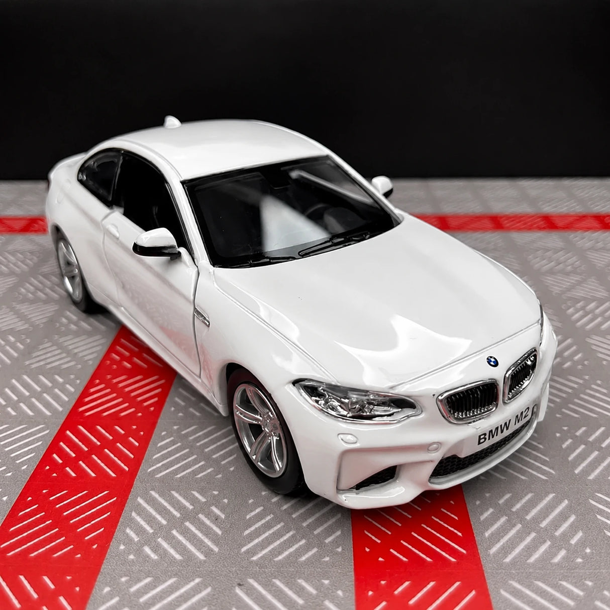 BMW 2016 F87 M2 Weißer 1:36 – Druckguss-Display-Modell in Druckguss