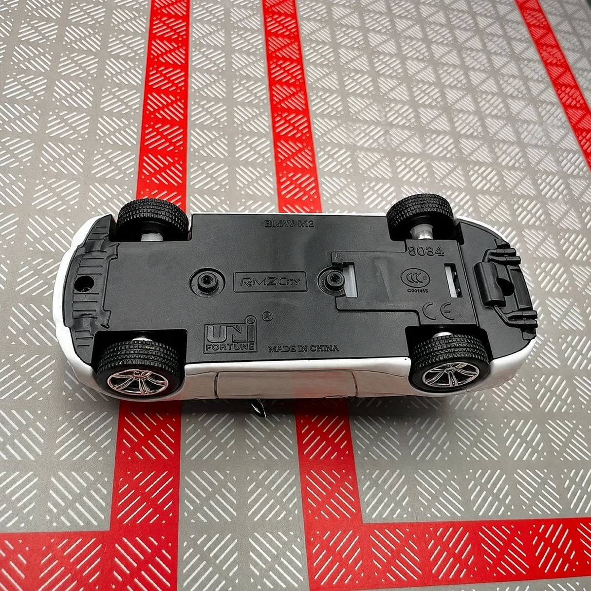BMW 2016 F87 M2 Weißer 1:36 – Druckguss-Display-Modell in Druckguss