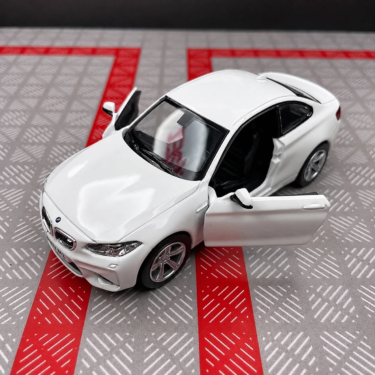 BMW 2016 F87 M2 Weißer 1:36 – Druckguss-Display-Modell in Druckguss