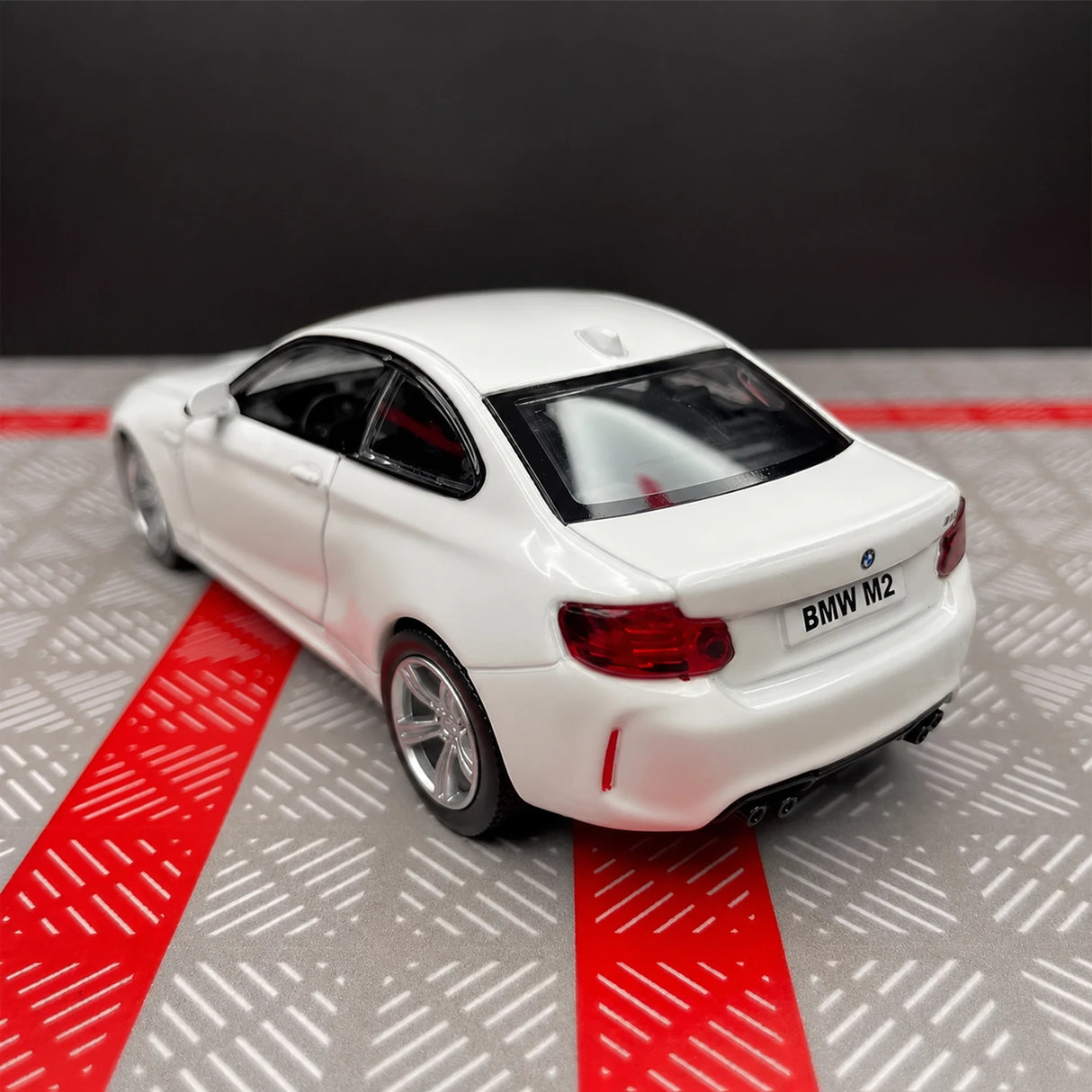 BMW 2016 F87 M2 Weißer 1:36 – Druckguss-Display-Modell in Druckguss